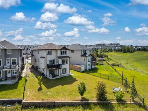 Kincora House | LUXURY LAKEVIEW HOME - 2500sqft of private space with 5 Beds, 4 Bath, 2 Living Rooms, Kitchen, AC, Jacuzzi, 10 Guests Max, Basement Not Included, 18-min to Airport, 20-min to Downtown, 80-min to Banff