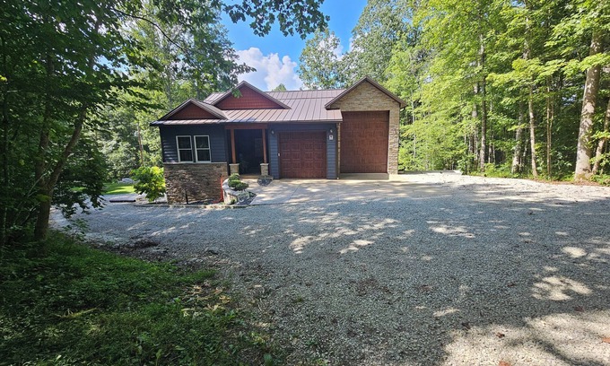 Corbin House | Luxury Laurel Lake Retreat-Private Home Near Holly Bay w Fishing Pond EV CHARGER