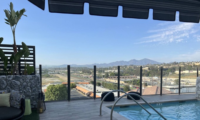 Laguna Hills Apartment | Luxury Living 10 mini from Laguna Beach