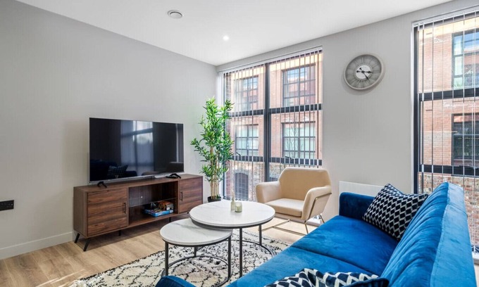 Birmingham City Centre Apartment | Luxury Living | 2-Bed with City Views | Parking