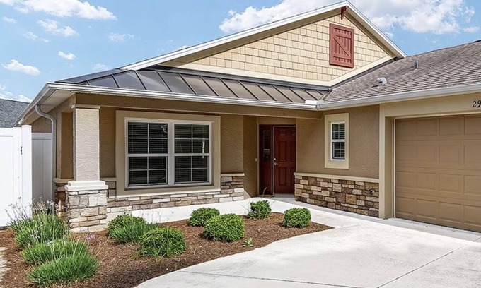 The Villages House | Luxury living minutes away from Brownwood Paddock Square-4 seat golf cart incl.