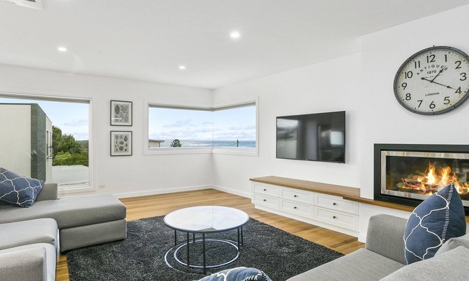 Ocean Grove House | LUXURY LIVING ONLY 200M FROM BEACH & TOWN CENTRE! - 82B Orton Street