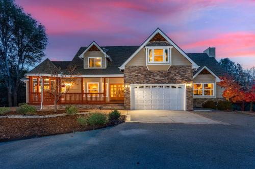 Oakhurst House | Luxury Lodge-Hot Tub-BBQ-Sleeps 18