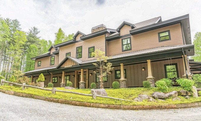 Sapphire House | Luxury Lodge Sleeps 26 Comfortably at Sapphire Valley Resort