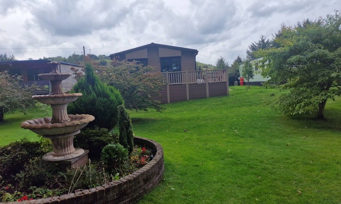 Llanfair Caereinion Cabin | Luxury Lodge - Sleeps 4, hot tub & Parking