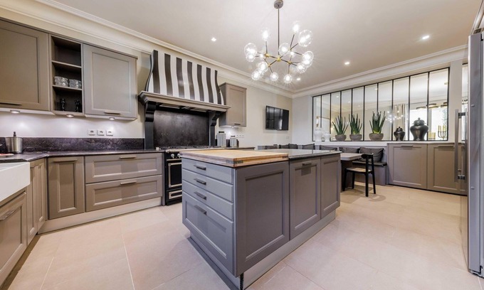Neuilly-sur-Seine Apartment | Luxury Mansion with Garden in Heart of Neuilly