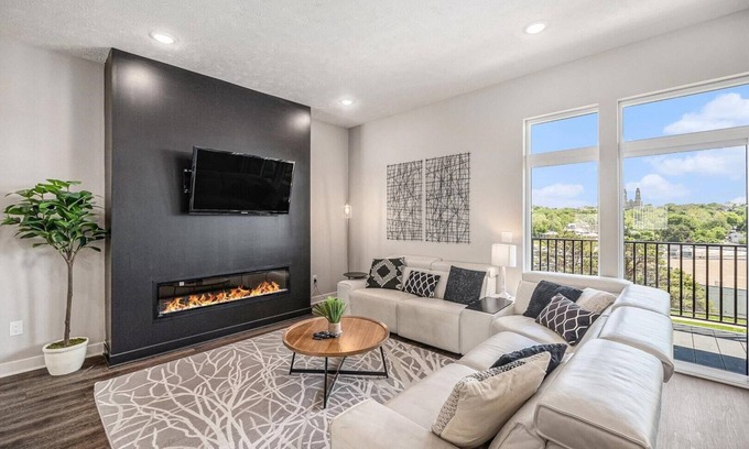 Dundee-Happy Hollow Historic District House | Luxury Midtown Townhome near UNMC