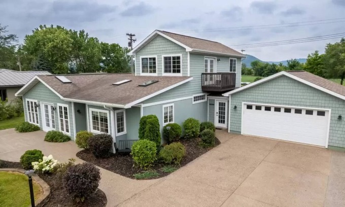 Buffalo City House | Luxury Mississippi River Vacation Home w Private Dock-Great Fishing Getaway