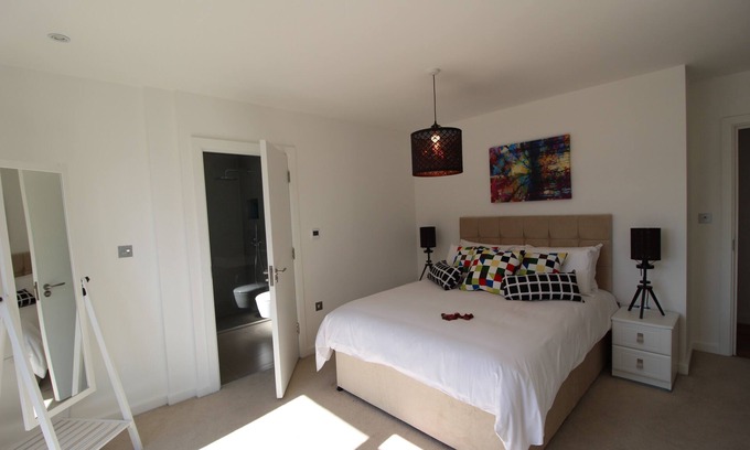 Peninsula Apartment | Luxury Modern 2 Bed Room 2 bathroom River View Apartment In Canary Wharf