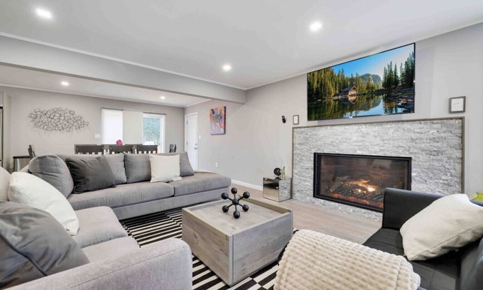 Tobyhanna House | Luxury Modern 6BR Pocono Home Near All Attractions