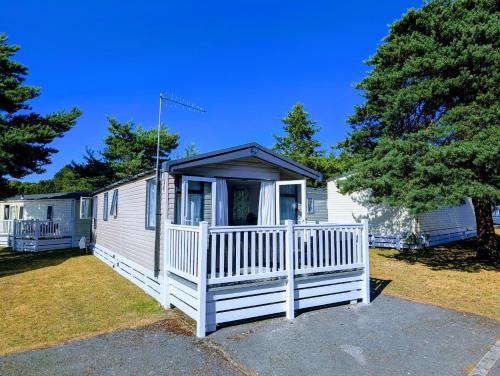 Ringwood House | Luxury Modern Family Lodge with Pools, Linen & Activity Pass in Award-Winning Holiday Park