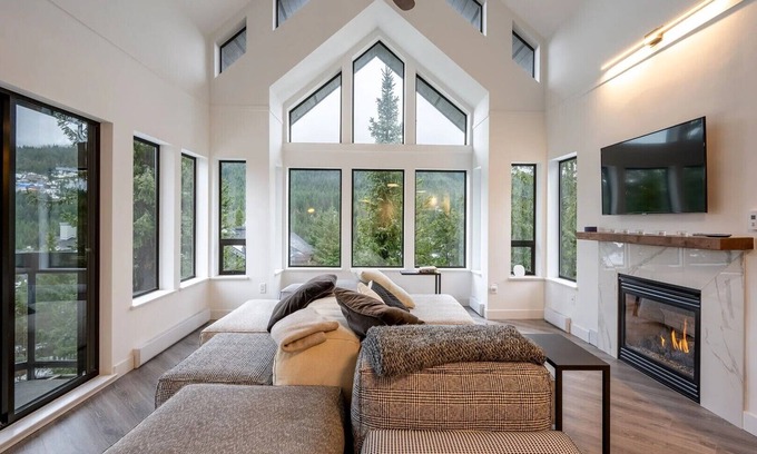 Blueberry Hill Apartment | Luxury | Mountain views | Free parking | AC | BBQ