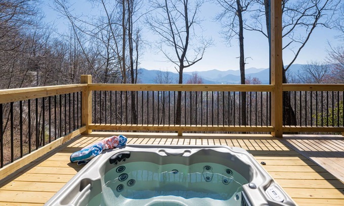 Waynesville House | Luxury/Mtn Views/Hot Tub/Gym/Fire Pit