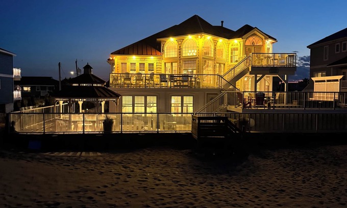 Sandbridge House | Luxury Multi-Level Oceanfront/Beach House ! 7Bedrooms/6.5 bathroom-Pet friendly.