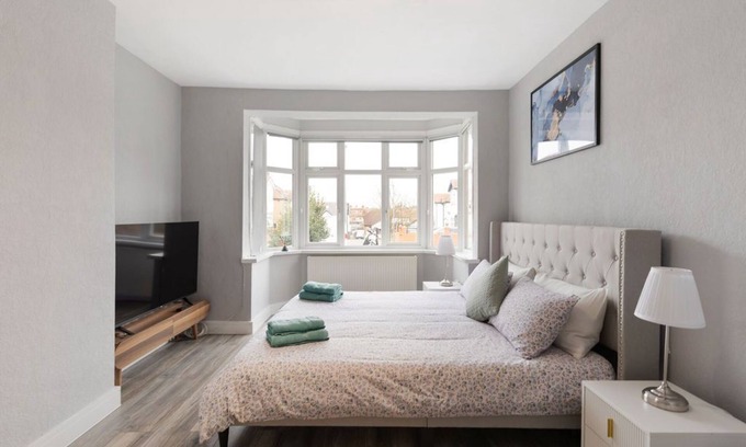 Brent House | Luxury Oasis: 5* London Home with garden