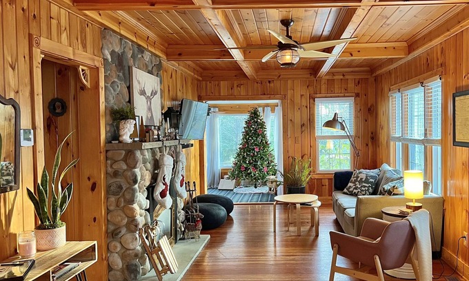 Irving Cabin | Luxury Oasis w/ hot tub, fire pit & beach access!