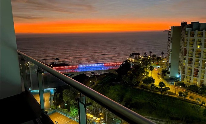 Miraflores Apartment | Luxury Oceanfront Penthouse in the center of beautiful Miraflores