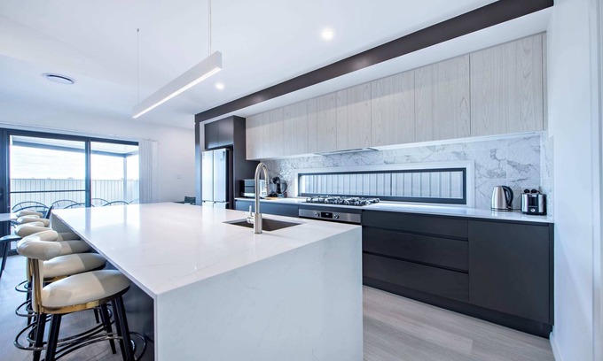 Dubbo House | Luxury on Oxford - Contemporary Style, Sleeps 8