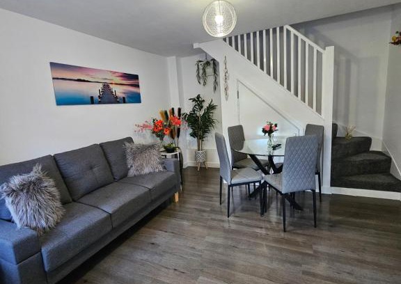 Stevenage Apartment | Luxury one bedroom maisonette with extra connected bedroom in Stevenage centre