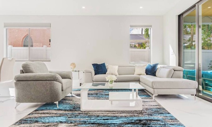 Victoria Park House | Luxury Paradise, walk to Las Olas -5 mins to Beach