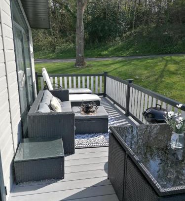 New Forest District Resort | LUXURY PEACEFUL LODGE on edge of New Forest and 800m from sea ENTERTAINMENT and LEISURE PASSES INCLUDED