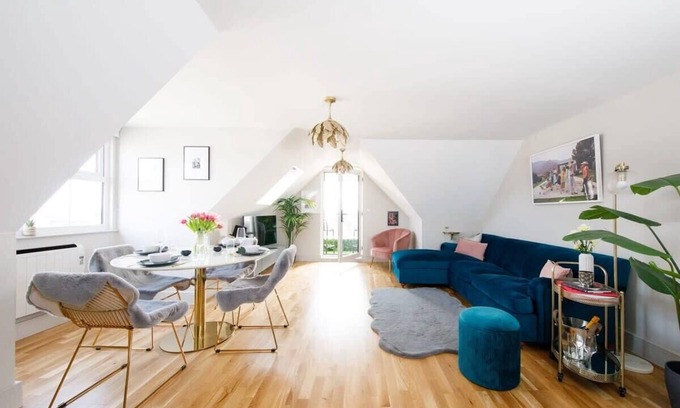 East Wittering Apartment | Luxury Penthouse ~ Super King Bed, 5 min to Beach