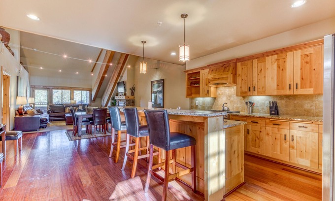 Government Camp Condo | Luxury penthouse condo w/shared pool, hot tub & great mountain views