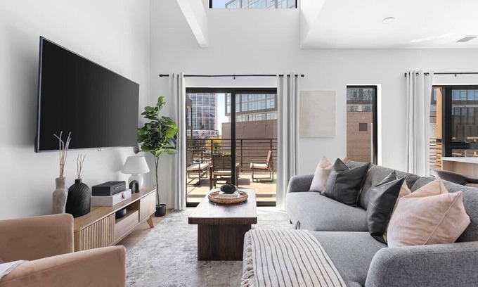Downtown Nashville Apartment | Luxury Penthouse w/2 Floors - Pool, Patio, Gym, Walk to Broadway