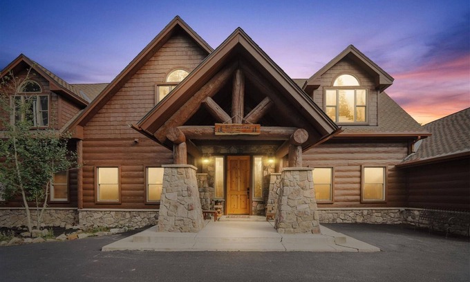 Baldy Mountain House | Luxury Pet-Friendly 5BR Home with Stunning Views - just 6 minutes to Main St!