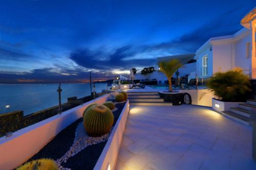 Puerto del Carmen Villa | Luxury Puerto Del Carmen Villa 4 Bedrooms La Perla Modern Furnishings Stunning Sea Views