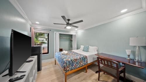 South Miami House | Luxury Queen Room, Free Car Service, Walk to UM!