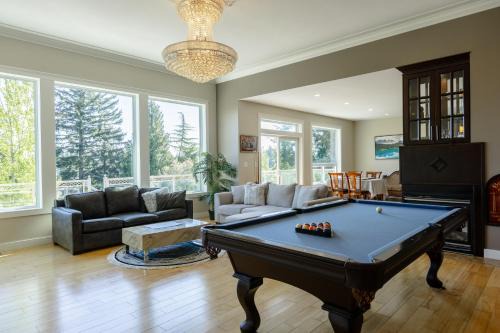 Regional District of Nanaimo House | Luxury Rainbow House with Pool Table, Oceanview