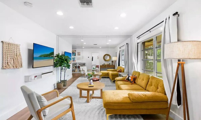 Hollywood Hills House | Luxury Retreat - Hollywood, FL