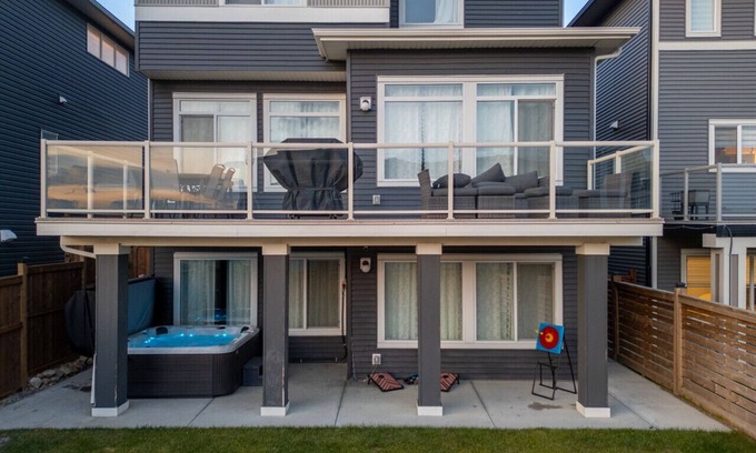 Calgary House | Luxury Retreat Hot Tub Pool Table 3 King Bed