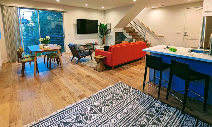 Palms Apartment | Luxury Retreat Multi-Level 2BR Private Roof