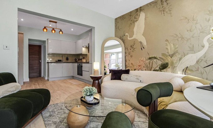 London Borough of Ealing Apartment | Luxury Retreat sleep 8 Flat, 12 mins from wembley