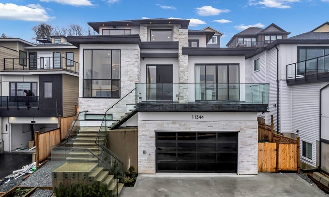 Surrey House | Luxury River-View Home w/Chef’s Kitchen Smart Tech Parking Sleeps 15!