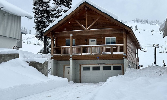 Snoqualmie Pass House | Luxury Rustic Modern on Ski Slope w/Ski in & out. 4B/4Bath w/3 ensuite. w/HotTub