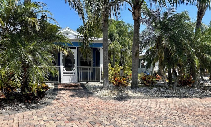 Polk City RV Rental | Luxury RV Resort Pad with Casita
