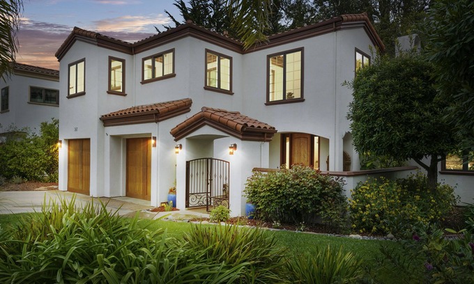 Eastside Santa Cruz Villa | Luxury Santa Cruz Villa: Beachside Paradise with New Hot Tub & Fast Wi-Fi