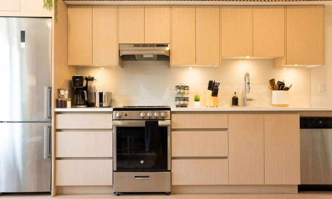 Lower Lonsdale Apartment | Luxury Scandinavian Suite| Cozy and Bright