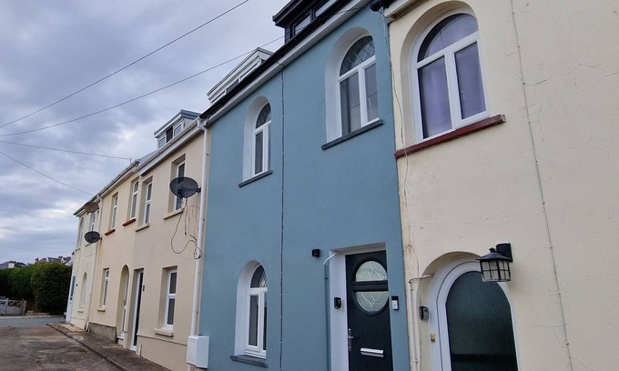 Milford Haven Cabin | Luxury Sea View Modernised Pembrokeshire Cottage