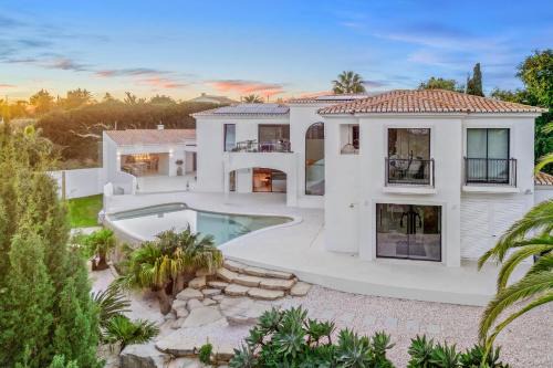 Funchal Villa | Luxury Sea Views Smart Villa Bliss, 2 Stunning Sea Views, Infinity Pool, Sauna, Gym, Home Cinema, Full Smart Home Technology and Full Privacy