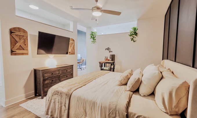 Deep Ellum Apartment | Luxury Skyline Escape/FIFA World Cup/Sauna/King Bed/DT View