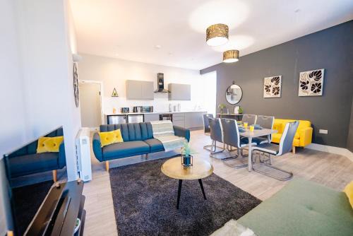 Canton Apartment | LUXURY SPACIOUS 2-BED & High Ceiling