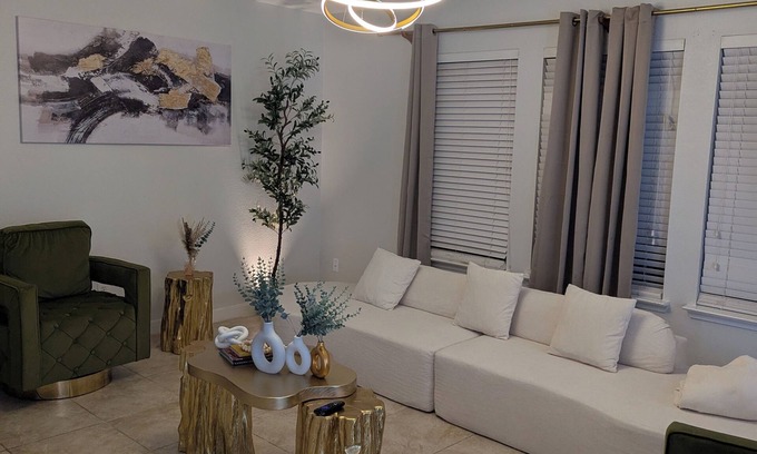 Houston House | Luxury Spacious 9-bed Houston with Game Room , Cinema , Record Studio + HOT TUB