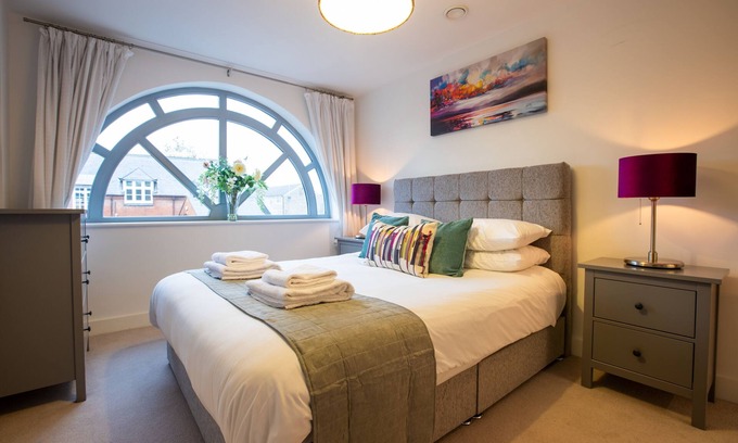 Windsor Apartment | Luxury spacious apartment, secure parking just 8 minutes walk to Windsor Castle