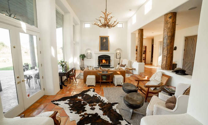 Clifton House | Luxury stay on lake with hot tub and pickleball