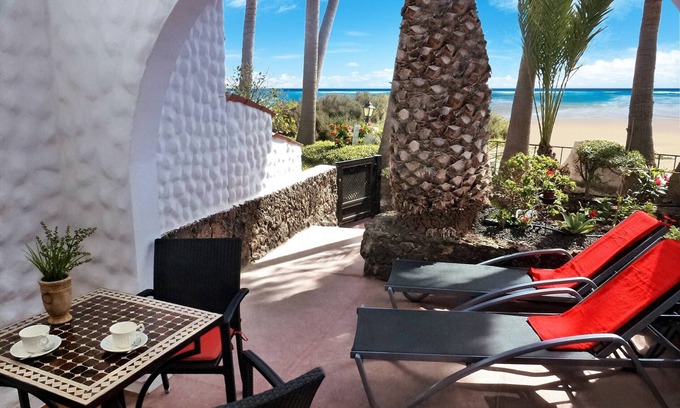 Bahia Calma House | Luxury studio for beach lovers - apartment by the sea under palm trees