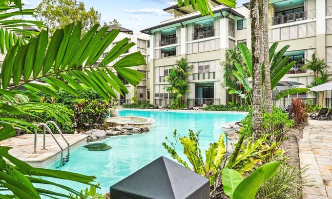 Palm Cove Apartment | Luxury Studio in Palm Cove Resort | Steps to Beach & Pools